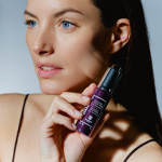 modella con Concentr&eacute; &agrave; la Rose Noire S&eacute;rum &Eacute;clat Jeunesse